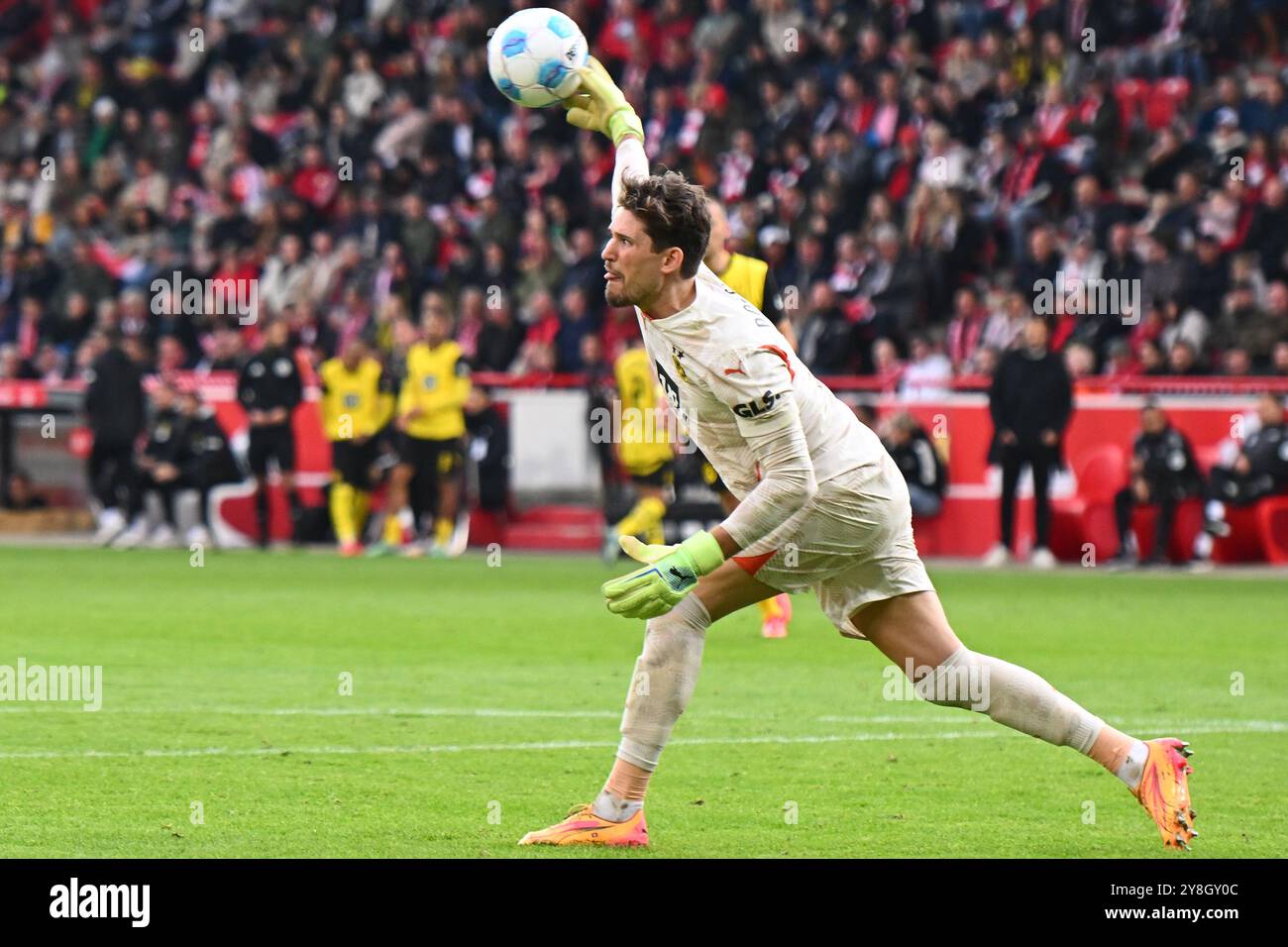 Gregor Kobel (Borussia Dortmund, #1) GER, 1.FC Union Berlin v. Borussia Dortmund, football, Bundesliga, saison 2024/2025, 6. SPIELTAG, 05.10.2024 (LA RÉGLEMENTATION DFL INTERDIT TOUTE UTILISATION DE PHOTOGRAPHIES COMME SÉQUENCES D'IMAGES ET/OU QUASI-VIDÉO.) Foto : Eibner-Pressefoto/Ryan Sleiman Banque D'Images