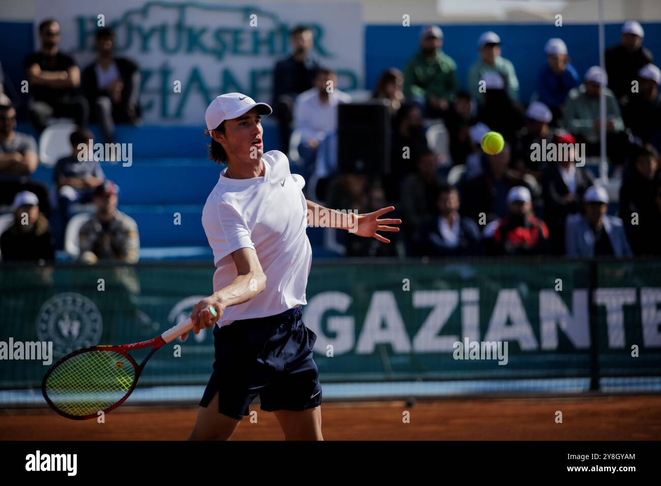 Le joueur de tennis roumain Nicholas David Ionel affronte le joueur de tennis français Corentil Denolly au Mehmet Şemşik Tennis Complex de Gaziantep, lors de la finale du premier tournoi international de tennis dans la ville du sud de la Turquie. Nicholas David Ionel a gagné contre Corentil Denolly 6-2, 6-2 dimanche, et a ensuite reçu le trophée du maire de la municipalité métropolitaine de Gaziantep Fatma Şahin, et du président de la Fédération turque de Tennis Cengiz Durmus Banque D'Images