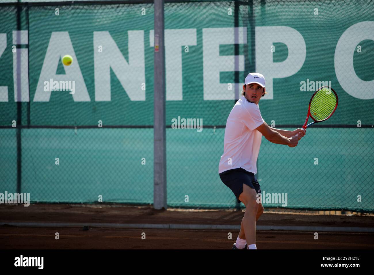 Le joueur de tennis roumain Nicholas David Ionel affronte le joueur de tennis français Corentil Denolly au Mehmet Şemşik Tennis Complex de Gaziantep, lors de la finale du premier tournoi international de tennis dans la ville du sud de la Turquie. Nicholas David Ionel a gagné contre Corentil Denolly 6-2, 6-2 dimanche, et a ensuite reçu le trophée du maire de la municipalité métropolitaine de Gaziantep Fatma Şahin, et du président de la Fédération turque de Tennis Cengiz Durmus Banque D'Images