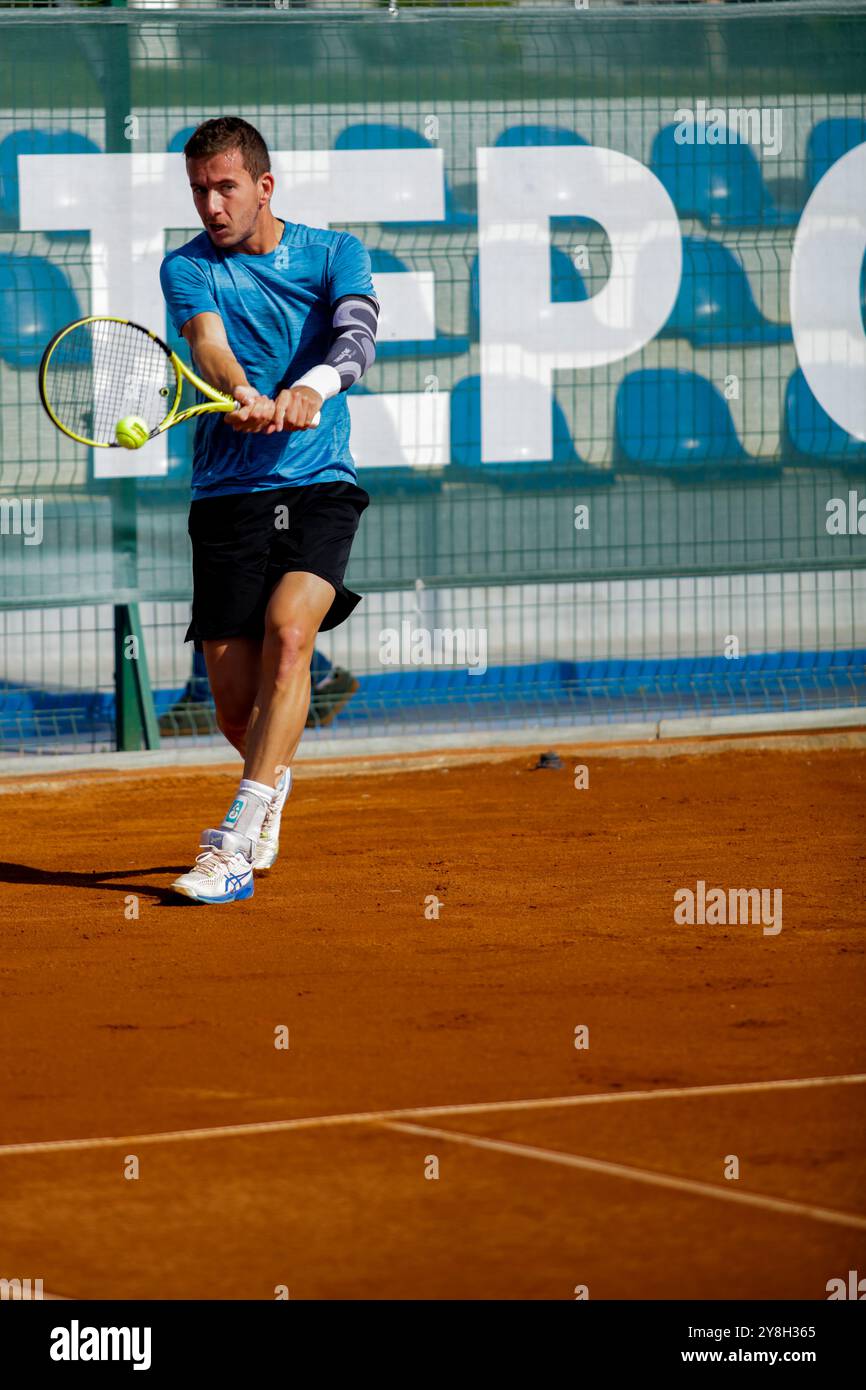 Gaziantep, Turquie. 30 octobre 2022. Le joueur de tennis français Corentil Denolly affronte le joueur de tennis roumain Nicholas David Ionel au complexe de tennis Mehmet Şemşik de Gaziantep, lors de la finale du premier tournoi international de tennis dans la ville du sud de la Turquie. Nicholas David Ionel a gagné contre Corentil Denolly 6-2, 6-2 dimanche, et a ensuite reçu le trophée du maire de la municipalité métropolitaine de Gaziantep Fatma Şahin et du président de la Fédération turque de Tennis Cengiz Durmus Banque D'Images