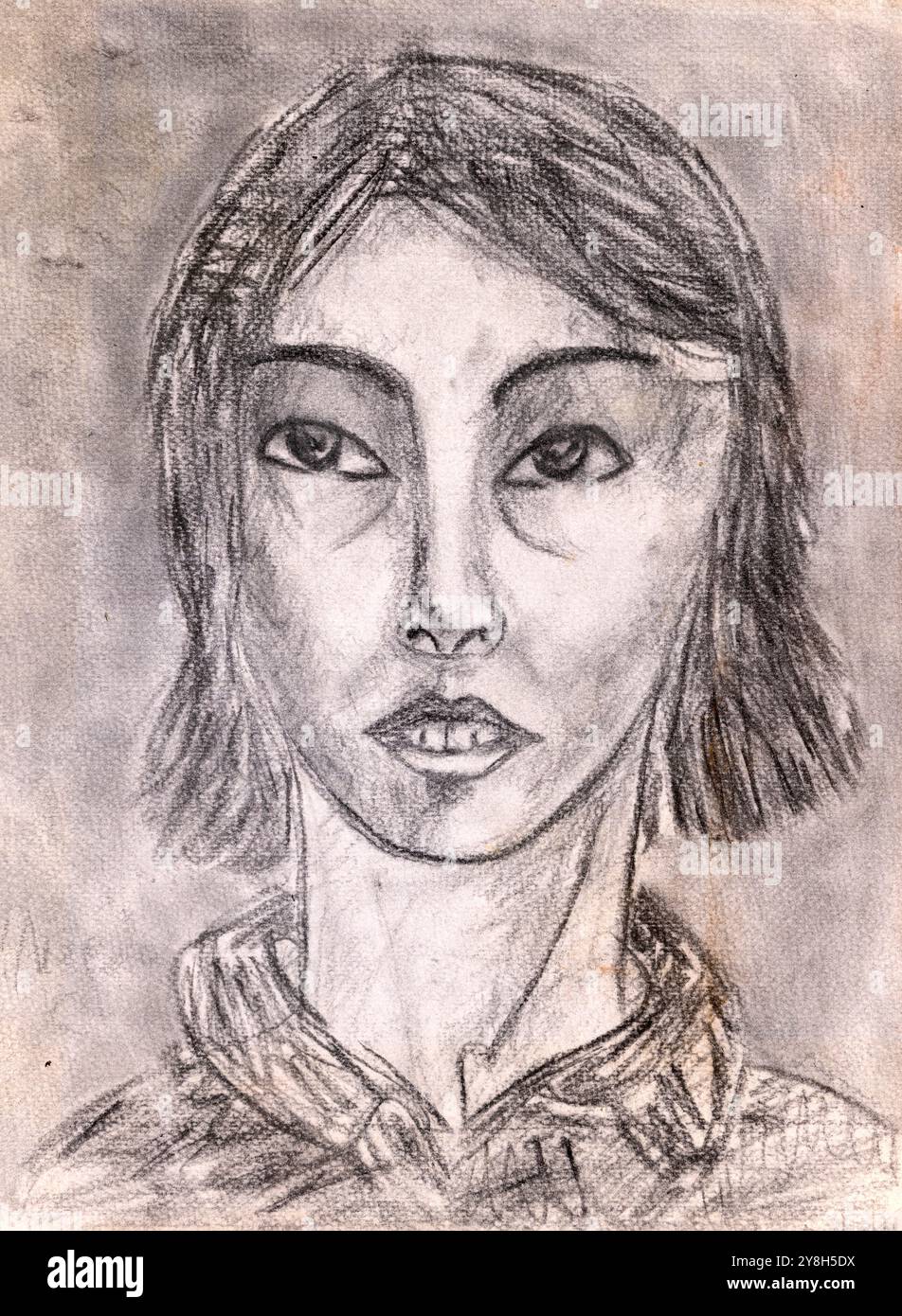 Croquis au crayon monochromatique représentant le visage d'une femme, avec une expression sérieuse et des caractéristiques détaillées. Banque D'Images