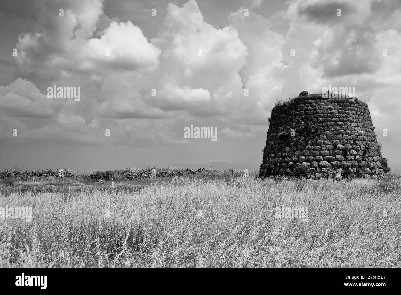 Nuraghe et église romane de Santa Sabina, Silanus, Province de Nuoro, Sardaigne, Italie Banque D'Images