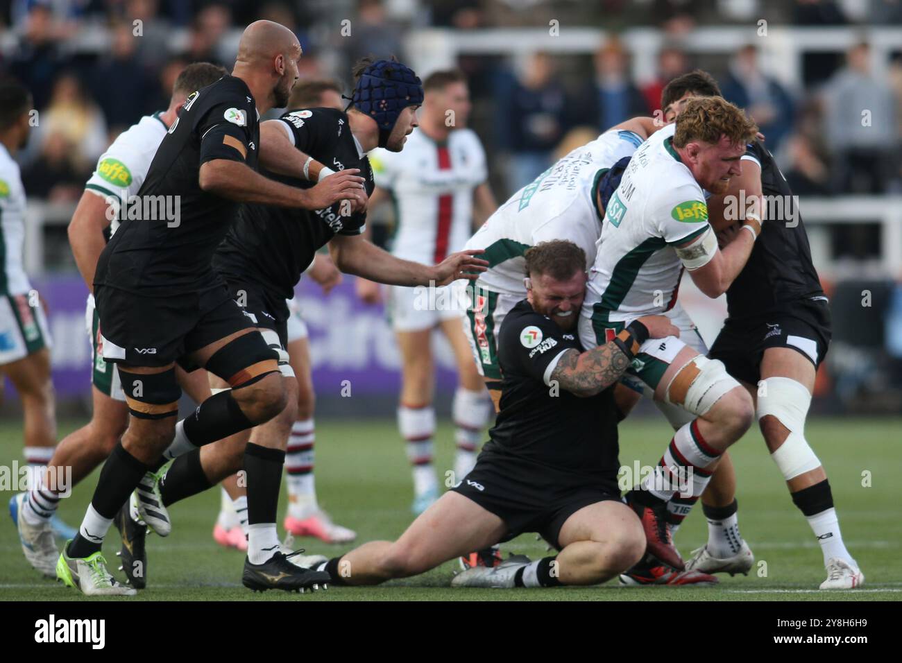 Ollie Chessum de Leicester Tiger porte le ballon lors du Gallagher Premiership match entre Newcastle Falcons et Leicester Tigers à Kingston Park, Newcastle le samedi 5 octobre 2024. (Photo : Michael Driver | mi News) crédit : MI News & Sport /Alamy Live News Banque D'Images