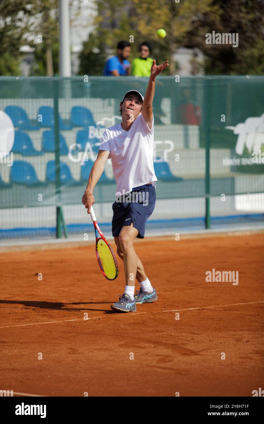 Le joueur de tennis roumain Nicholas David Ionel affronte le joueur de tennis français Corentil Denolly au Mehmet Şemşik Tennis Complex de Gaziantep, lors de la finale du premier tournoi international de tennis dans la ville du sud de la Turquie. Nicholas David Ionel a gagné contre Corentil Denolly 6-2, 6-2 dimanche, et a ensuite reçu le trophée du maire de la municipalité métropolitaine de Gaziantep Fatma Şahin, et du président de la Fédération turque de Tennis Cengiz Durmus Banque D'Images