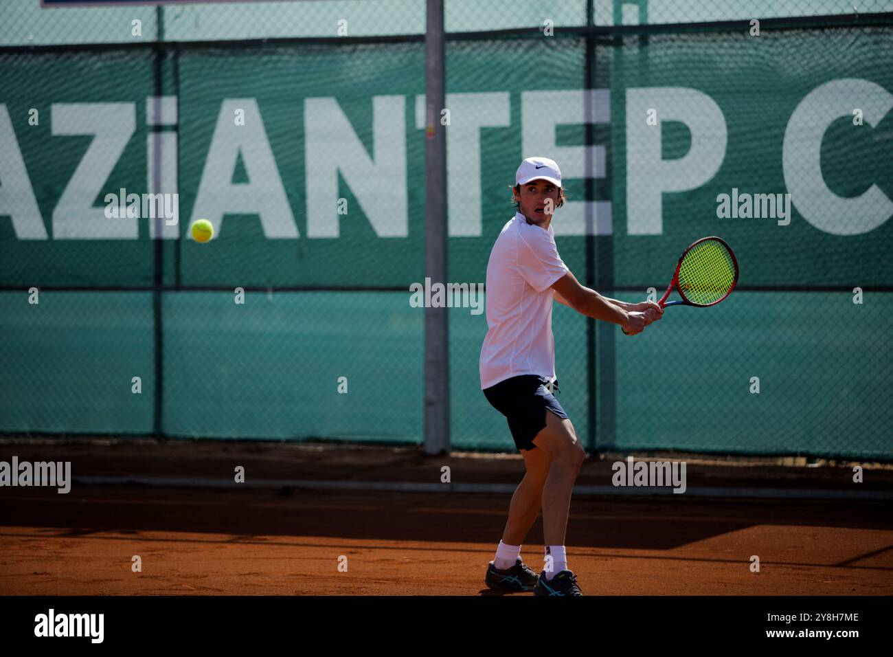 Le joueur de tennis roumain Nicholas David Ionel affronte le joueur de tennis français Corentil Denolly au Mehmet Şemşik Tennis Complex de Gaziantep, lors de la finale du premier tournoi international de tennis dans la ville du sud de la Turquie. Nicholas David Ionel a gagné contre Corentil Denolly 6-2, 6-2 dimanche, et a ensuite reçu le trophée du maire de la municipalité métropolitaine de Gaziantep Fatma Şahin, et du président de la Fédération turque de Tennis Cengiz Durmus Banque D'Images