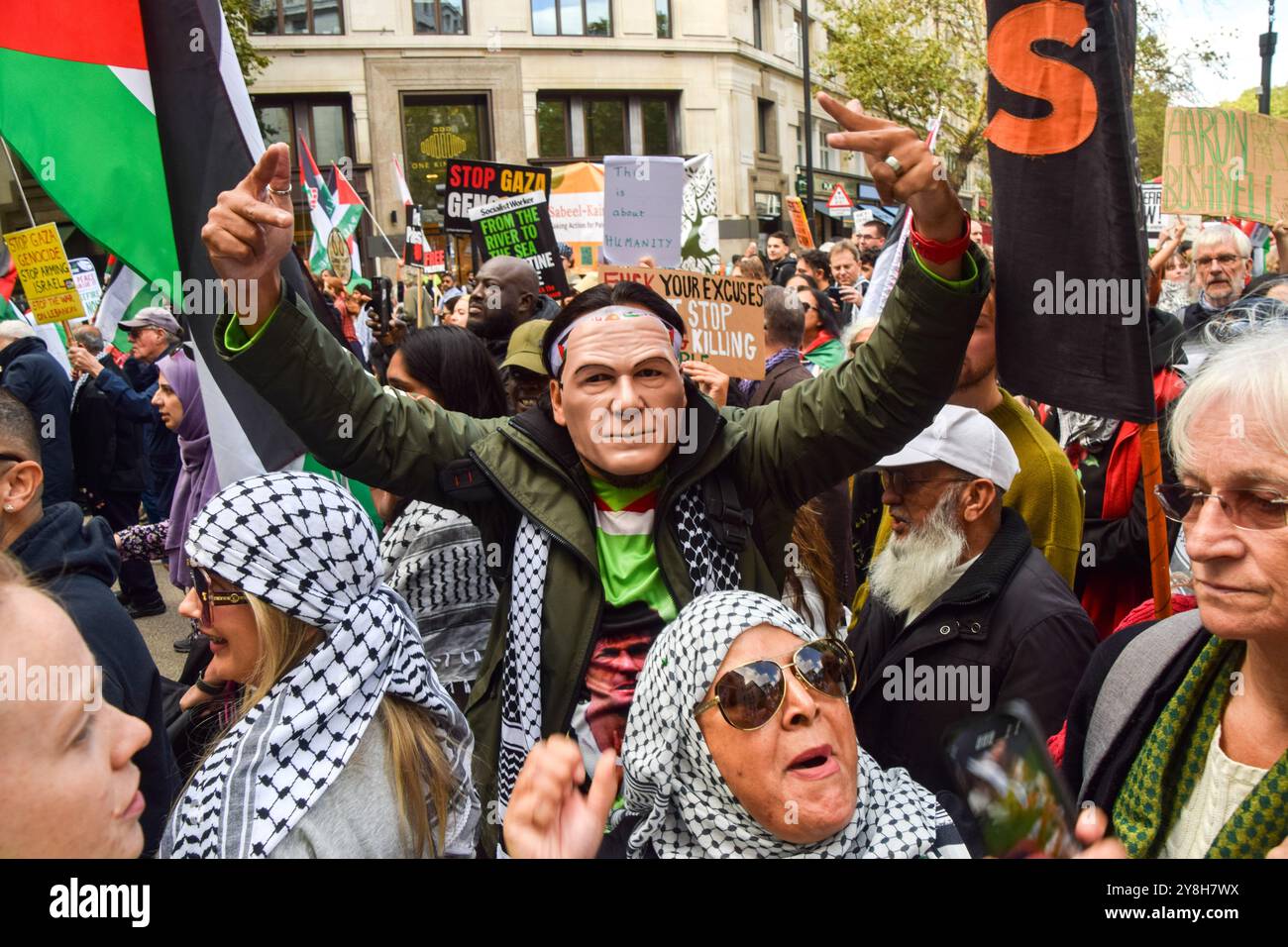 Londres, Angleterre, Royaume-Uni. 5 octobre 2024. Des milliers de personnes défilent dans le centre de Londres en solidarité avec la Palestine et le Liban pour marquer le premier anniversaire de la guerre entre Israël et le Hamas, qui a commencé lorsque le Hamas a tué et enlevé des Israéliens lors du festival de musique Nova le 7 octobre 2023. (Crédit image : © Vuk Valcic/ZUMA Press Wire) USAGE ÉDITORIAL SEULEMENT! Non destiné à UN USAGE commercial ! Banque D'Images