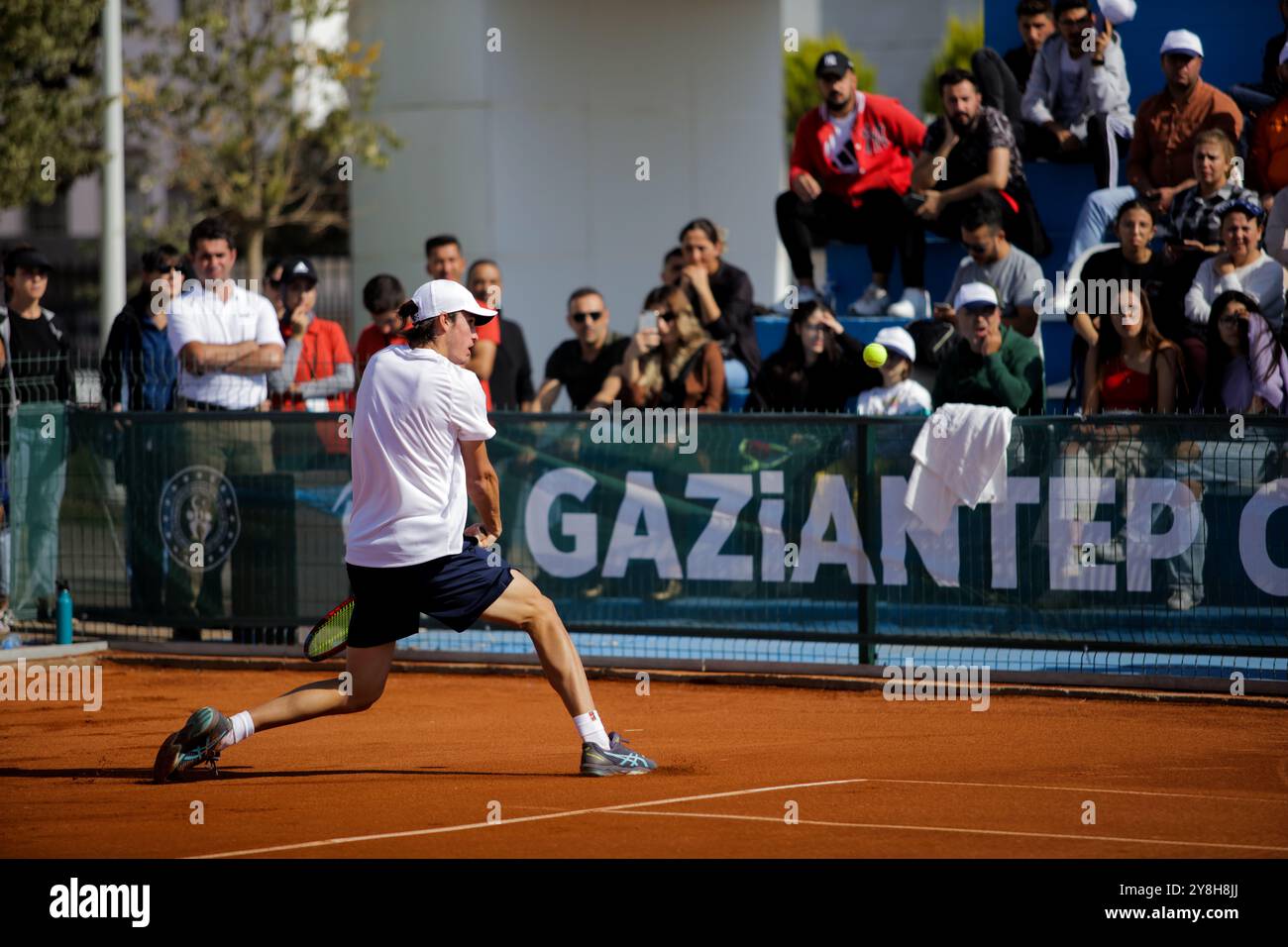 Le joueur de tennis roumain Nicholas David Ionel affronte le joueur de tennis français Corentil Denolly au Mehmet Şemşik Tennis Complex de Gaziantep, lors de la finale du premier tournoi international de tennis dans la ville du sud de la Turquie. Nicholas David Ionel a gagné contre Corentil Denolly 6-2, 6-2 dimanche, et a ensuite reçu le trophée du maire de la municipalité métropolitaine de Gaziantep Fatma Şahin, et du président de la Fédération turque de Tennis Cengiz Durmus Banque D'Images