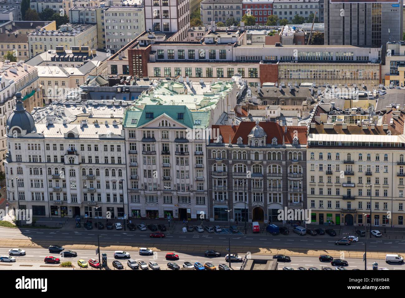Vue aérienne captivante de l'architecture européenne classique le long d'une rue animée de Varsovie, en Pologne, mettant en valeur les bâtiments historiques et la vie urbaine. Banque D'Images
