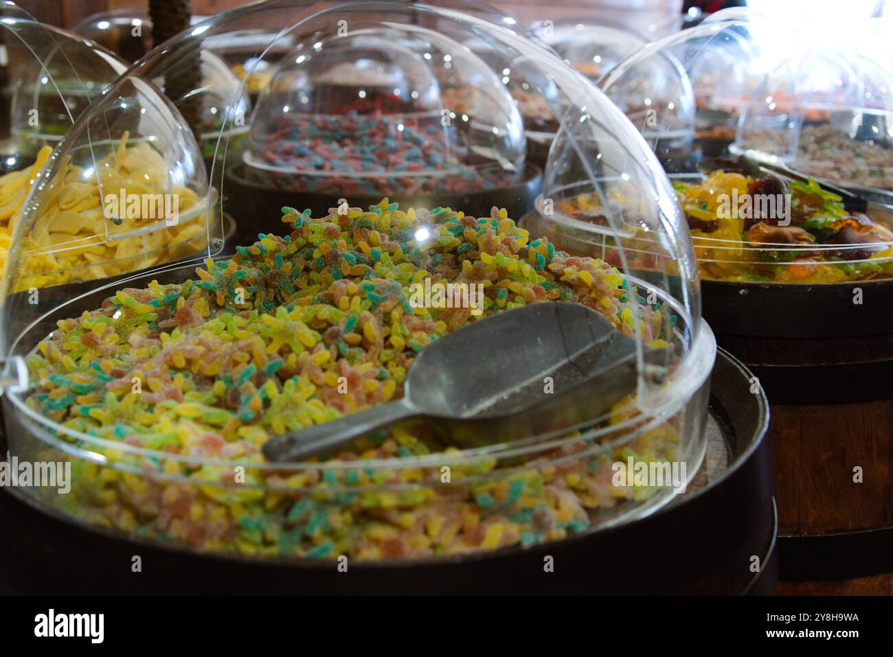 Assortiment coloré de bonbons dans des bols en verre dans un magasin de ...