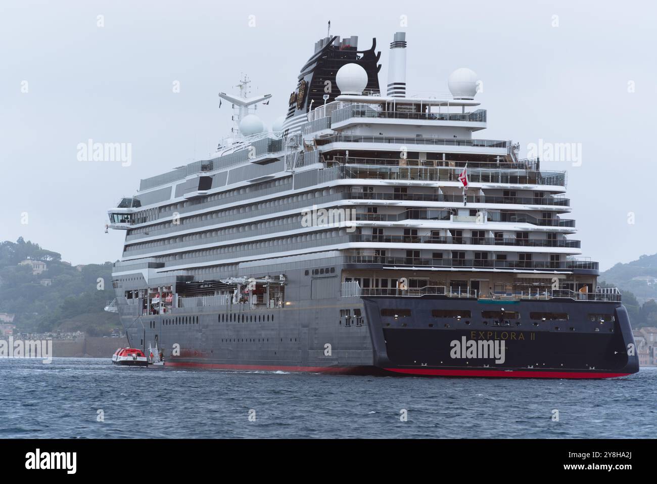 MSC Explora 2 amarré à Saint-Tropez : croisière de luxe au port emblématique Banque D'Images