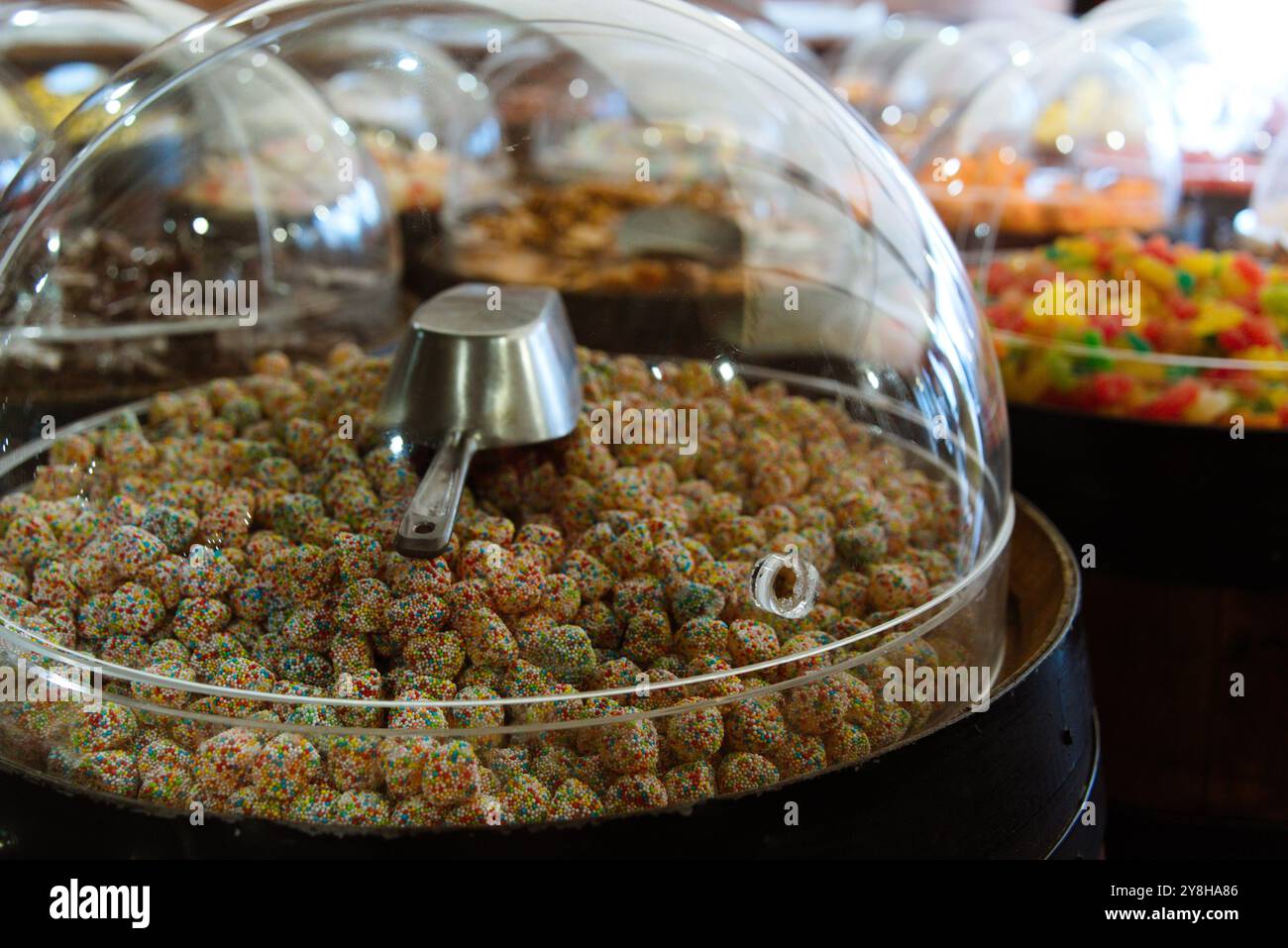 Assortiment coloré de bonbons dans des bols en verre dans un magasin de bonbons Banque D'Images