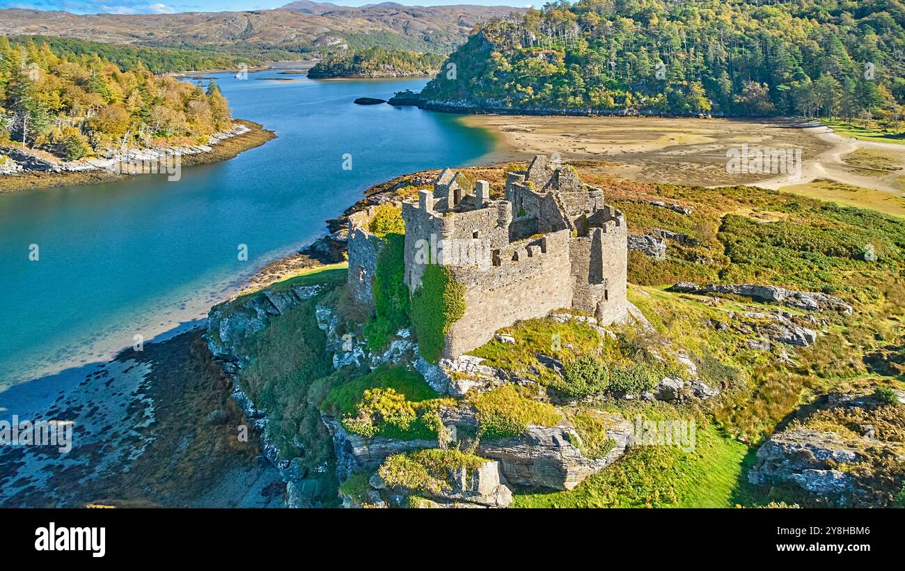 Château Tioram et Loch Moidart Lochaber Écosse les ruines sur une petite île de marée Eilean Tioram à la fin de l'été Banque D'Images