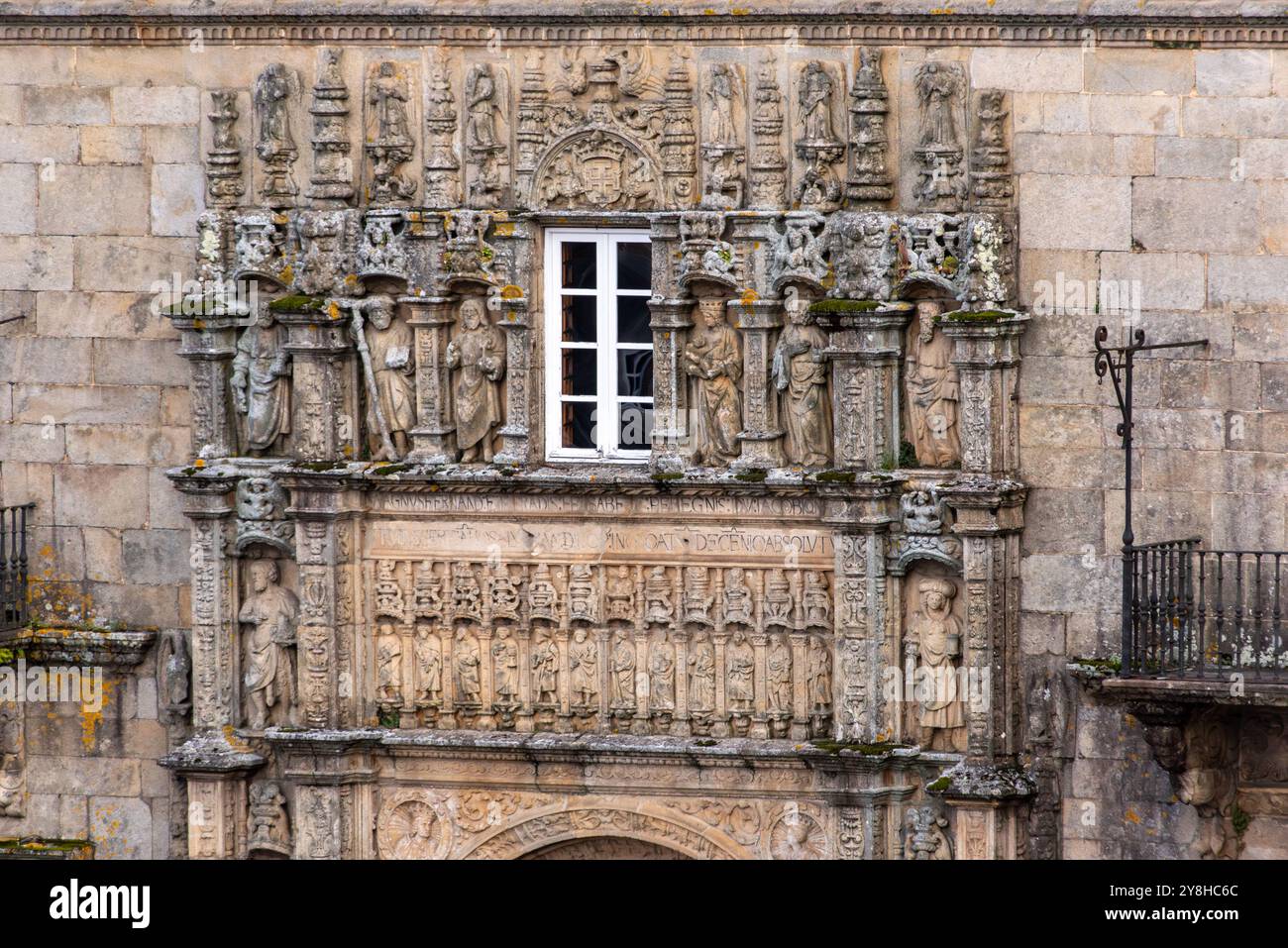 Décoration ornée du portail de l'Hostal dos Reis Catolicos, auberge des rois catholiques, à Santiago de Compostelle, Galice en Espagne Banque D'Images