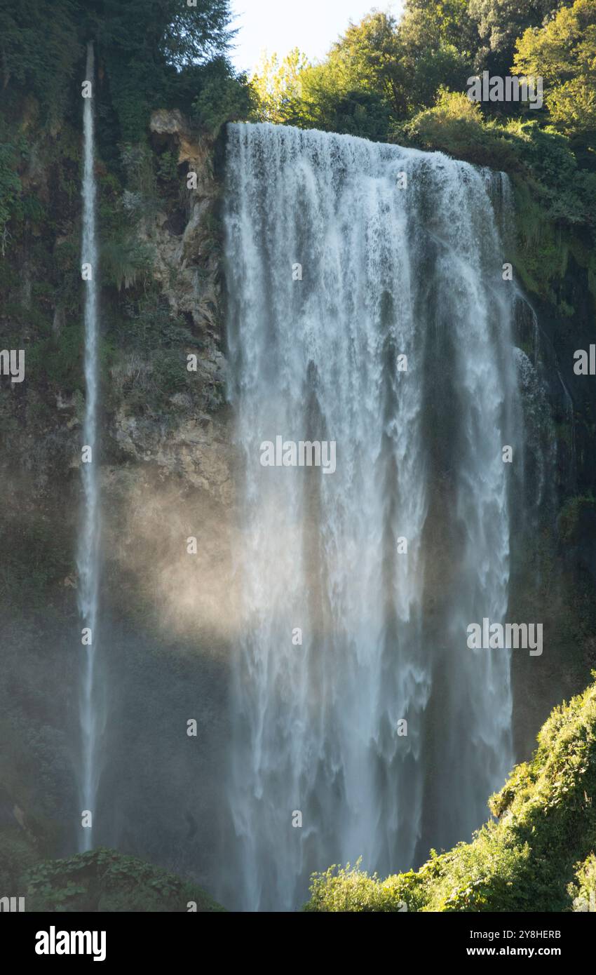 Cascades de Marmore à Terni, Ombrie, Italie au débit d'eau moyen pris par le bas dans le parc Banque D'Images