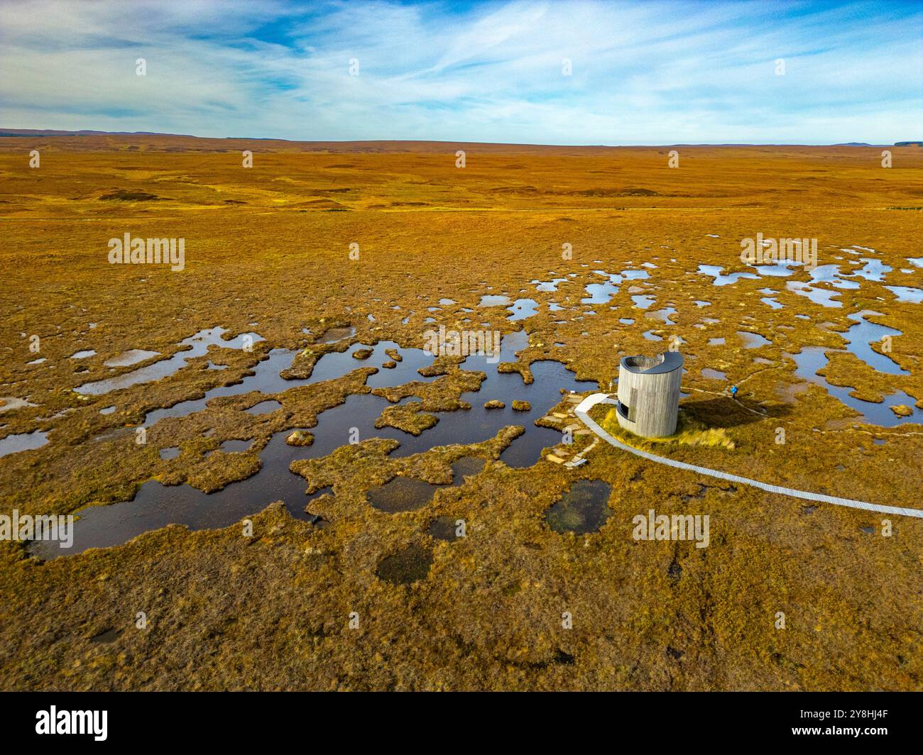 Vue aérienne depuis un drone du paysage de tourbière dans Flow Country, un site du patrimoine mondial pour les tourbières dans les Highlands écossais, Écosse, Royaume-Uni Banque D'Images