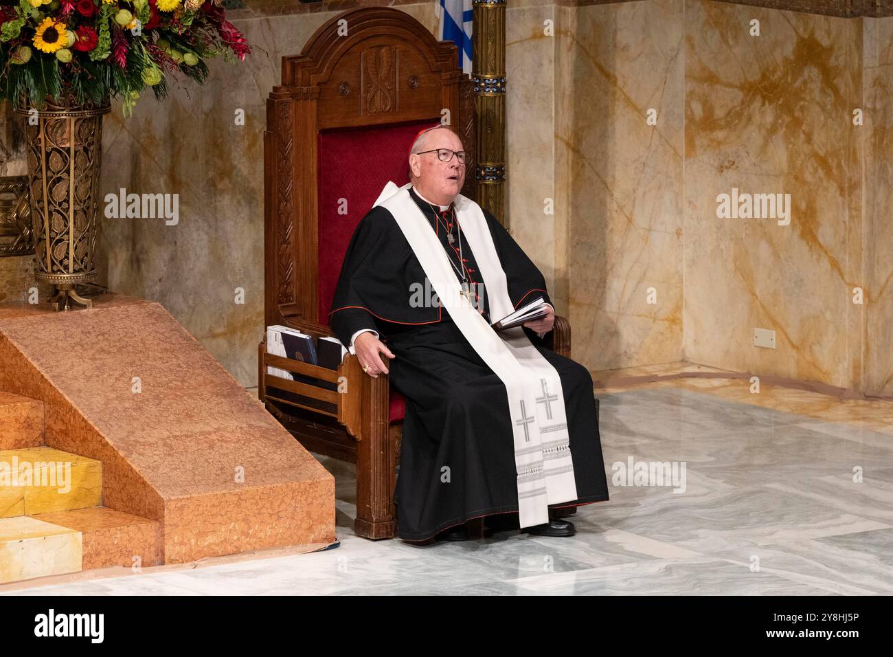 New York, New York, États-Unis. 4 octobre 2024. Le cardinal Timothy Dolan participe à des services spéciaux interreligieux de Shabbat commémorant l'attaque terroriste du 7 octobre contre Israël au Temple Emanu-El à New York le 4 octobre 2024 (crédit image : © Lev Radin/ZUMA Press Wire) USAGE ÉDITORIAL SEULEMENT! Non destiné à UN USAGE commercial ! Banque D'Images