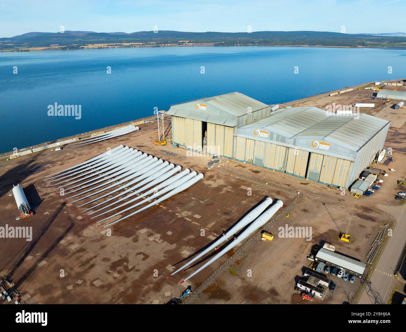 Vue aérienne depuis un drone de pales d'éoliennes offshore à Nigg Energy Park , Nigg, Ross et Cromarty, Scottish Highlands, Écosse, ROYAUME-UNI Banque D'Images