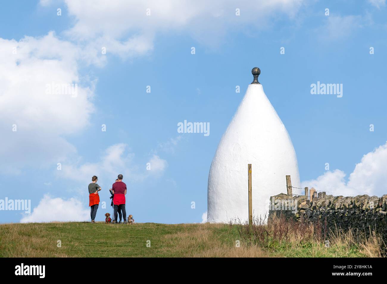 Marcheurs et routards à White Nancy, un homme a fait un point de repère sur le sentier Gritstone au sommet de Kerridge Hill, surplombant Bollington, Cheshire Banque D'Images