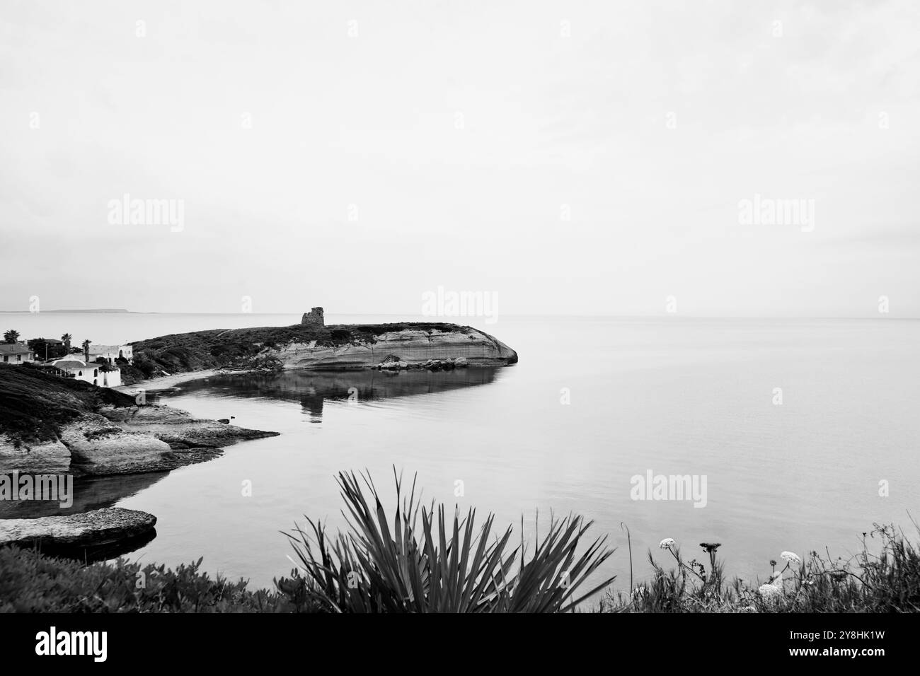 La spectaculaire arche rocheuse des falaises de S'Archittu à Torre del Pozzo dans la péninsule de Sinis, Province d'Oristano, Sardaigne, Italie Banque D'Images