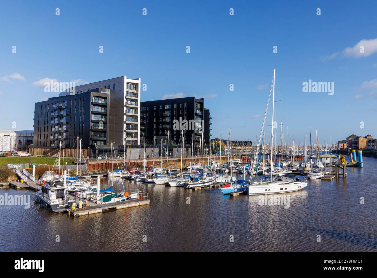 Bateaux amarrés dans la marina avec des aparments derrière, Cardiff Bay, pays de Galles, Royaume-Uni Banque D'Images