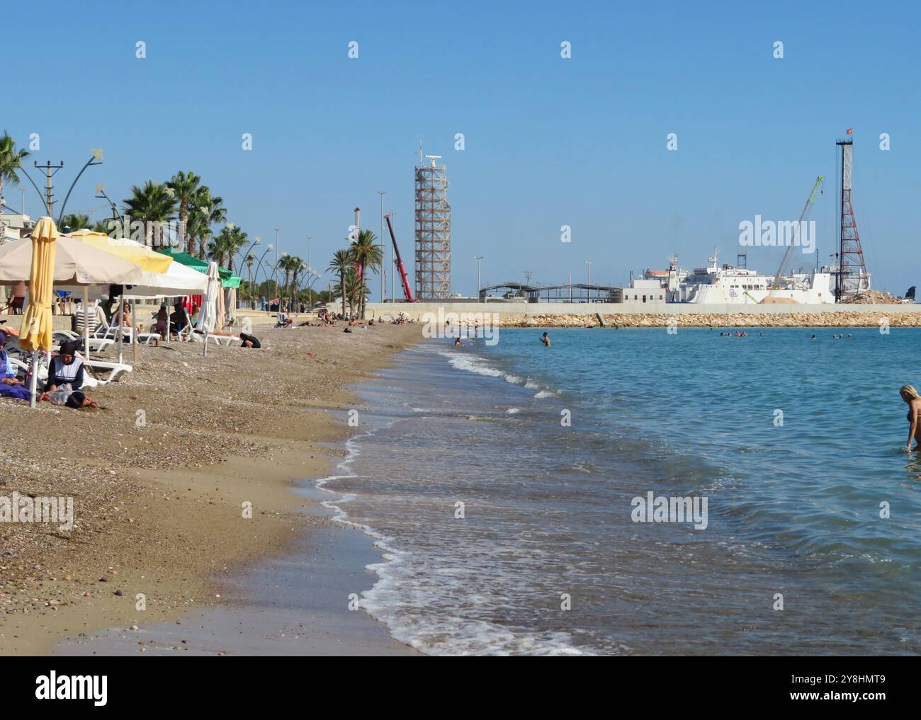 Tasucu, Turquie. 05 octobre 2024. La plage et le port de Ta?ucu, Turquie, 5 octobre 2024. La ville est en train de devenir une destination populaire pour des milliers de ressortissants libanais fuyant le port de Tripoli, au nord du Liban. Beaucoup de gens quittent le Liban par bateau car de nombreuses compagnies aériennes ne sont plus actives au Liban en raison de la guerre en cours. Ta?ucu est le principal terminal de ferry du sud de la Turquie. (Photo par Elisa Gestri/Sipa USA) crédit : Sipa USA/Alamy Live News Banque D'Images