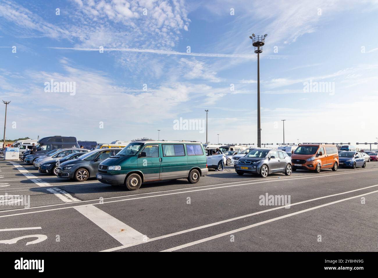 Files d'attente de voitures et de camionnettes en attente pour embarquer sur le ferry Dunkerque-Douvres, France Banque D'Images