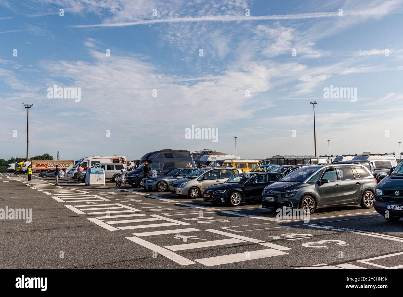 Files d'attente de voitures et de camionnettes en attente pour embarquer sur le ferry Dunkerque-Douvres, France Banque D'Images