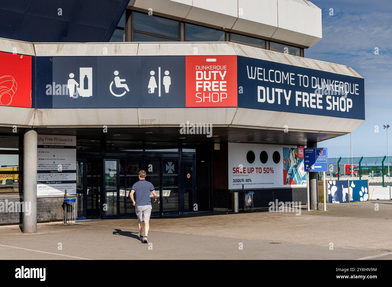 Front de magasin duty free, terminal de ferry de Dunkerque, France Banque D'Images