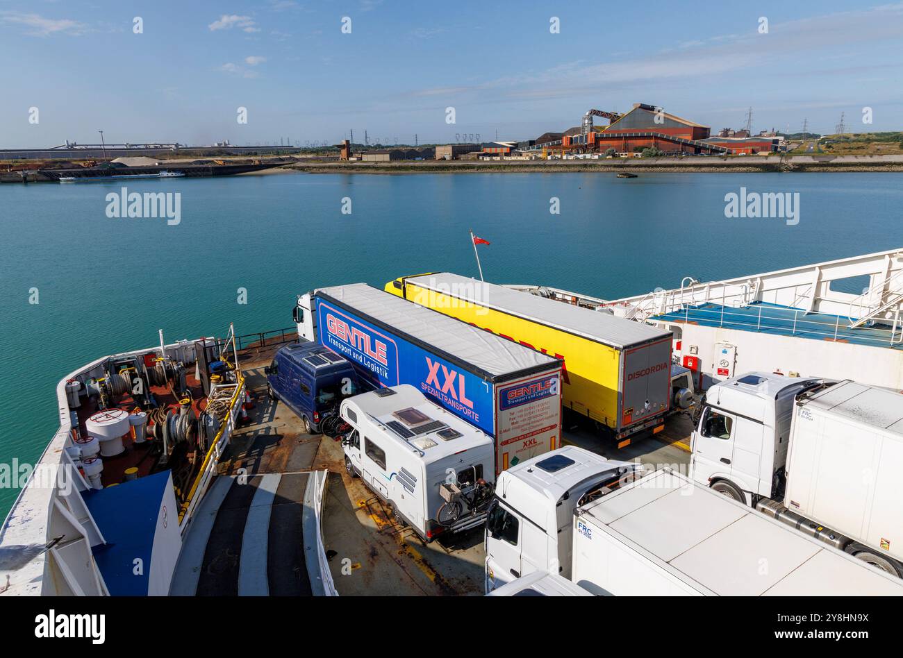 Camions de fret et camping-car sur le ferry traversant la Manche au départ de Dunkerque, France Banque D'Images