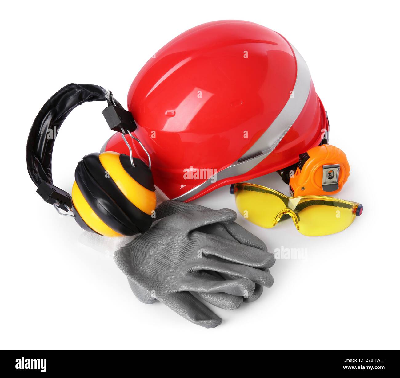 Casque de sécurité orange, protections auditives, lunettes, gants et ruban à mesurer isolés sur blanc. Outils de construction Banque D'Images