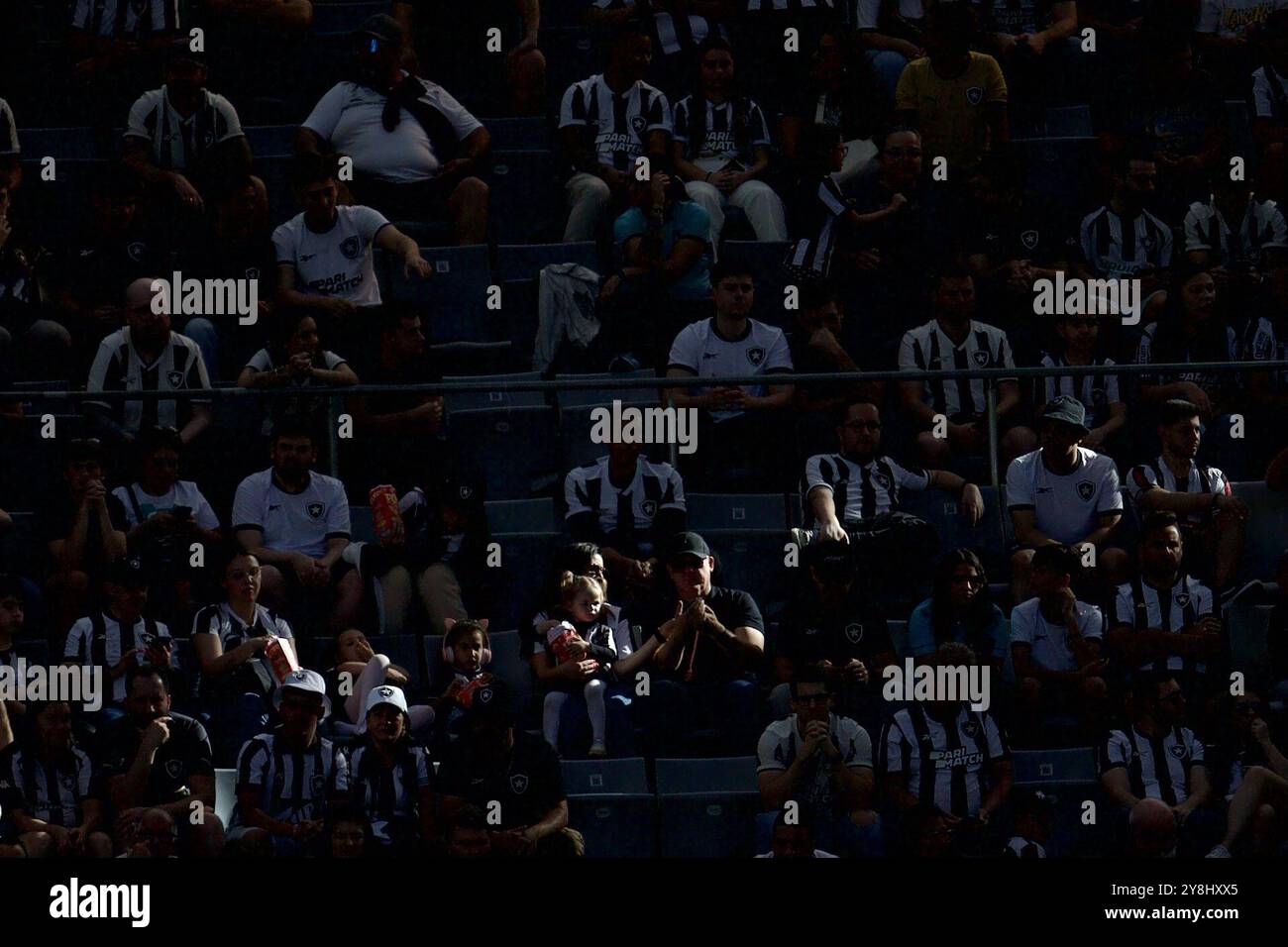 Curitiba, Brésil. 05 octobre 2024. PR - CURITIBA - 10/05/2024 - CHAMPIONNAT BRÉSILIEN 2024, ATHLETICO-PR x BOTAFOGO - Botafogo fans, Ligga Arena Stadium. Photo : Hedeson Alves/AGIF crédit : AGIF/Alamy Live News Banque D'Images