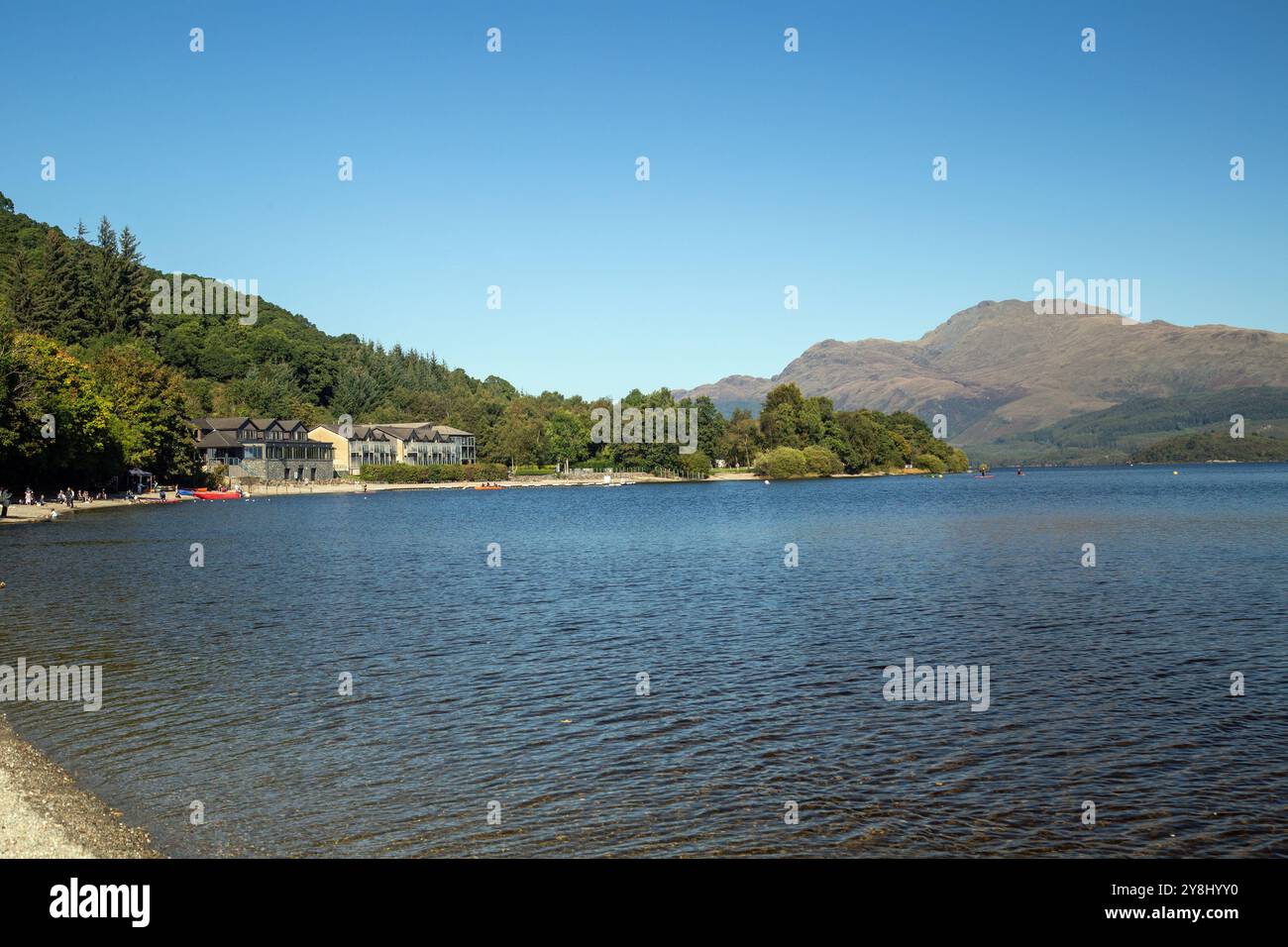 Luss, Loch Lomond, Argyll & Bute, Écosse, septembre, 2024, approche de Luss par l'eau sur un ferry. Banque D'Images