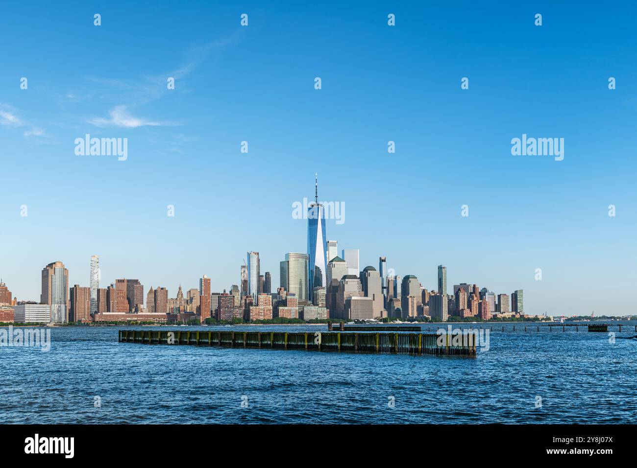 Vue panoramique sur les gratte-ciel de Manhattan depuis Hoboken, New Jersey, sur un ciel bleu clair. Banque D'Images