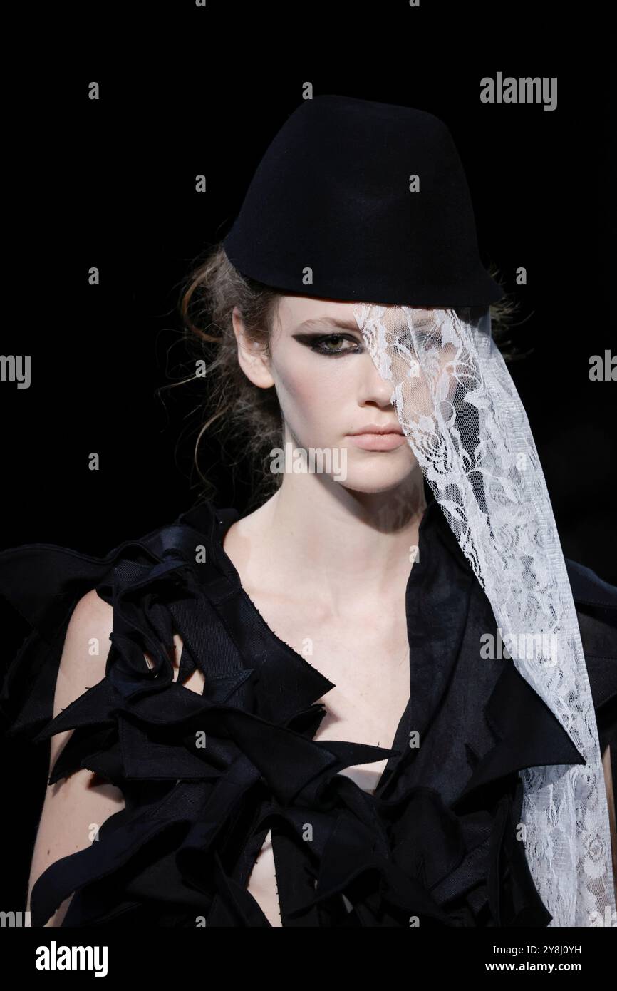 Paris, France. 27 septembre 2024. Un mannequin est vu sur le podium du défilé Yohji Yamamoto lors du défilé de mode collections printemps été 2025 à Paris Fashion week à Paris, France le 27 septembre. 2024 (photo de Jonas Gustavsson/Sipa USA) crédit : Sipa USA/Alamy Live News Banque D'Images