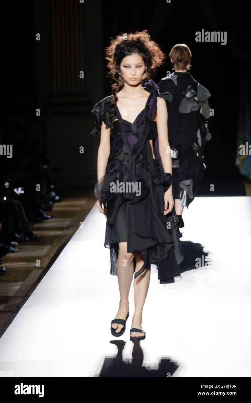 Paris, France. 27 septembre 2024. Le mannequin Xinyue Guo est vu sur le podium du défilé Yohji Yamamoto lors du défilé de mode collections printemps été 2025 à Paris Fashion week à Paris, France, le 27 septembre. 2024 (photo de Jonas Gustavsson/Sipa USA) crédit : Sipa USA/Alamy Live News Banque D'Images