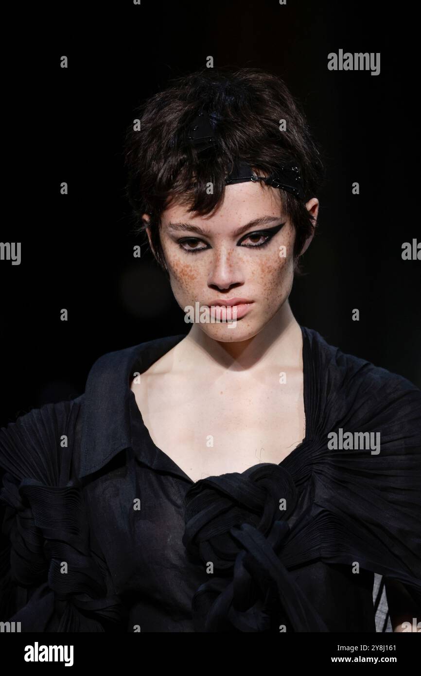 Un mannequin est vu sur le podium du défilé Yohji Yamamoto lors du défilé de mode collections printemps été 2025 à Paris Fashion week à Paris, France le 27 septembre. 2024 (photo de Jonas Gustavsson/Sipa USA) Banque D'Images