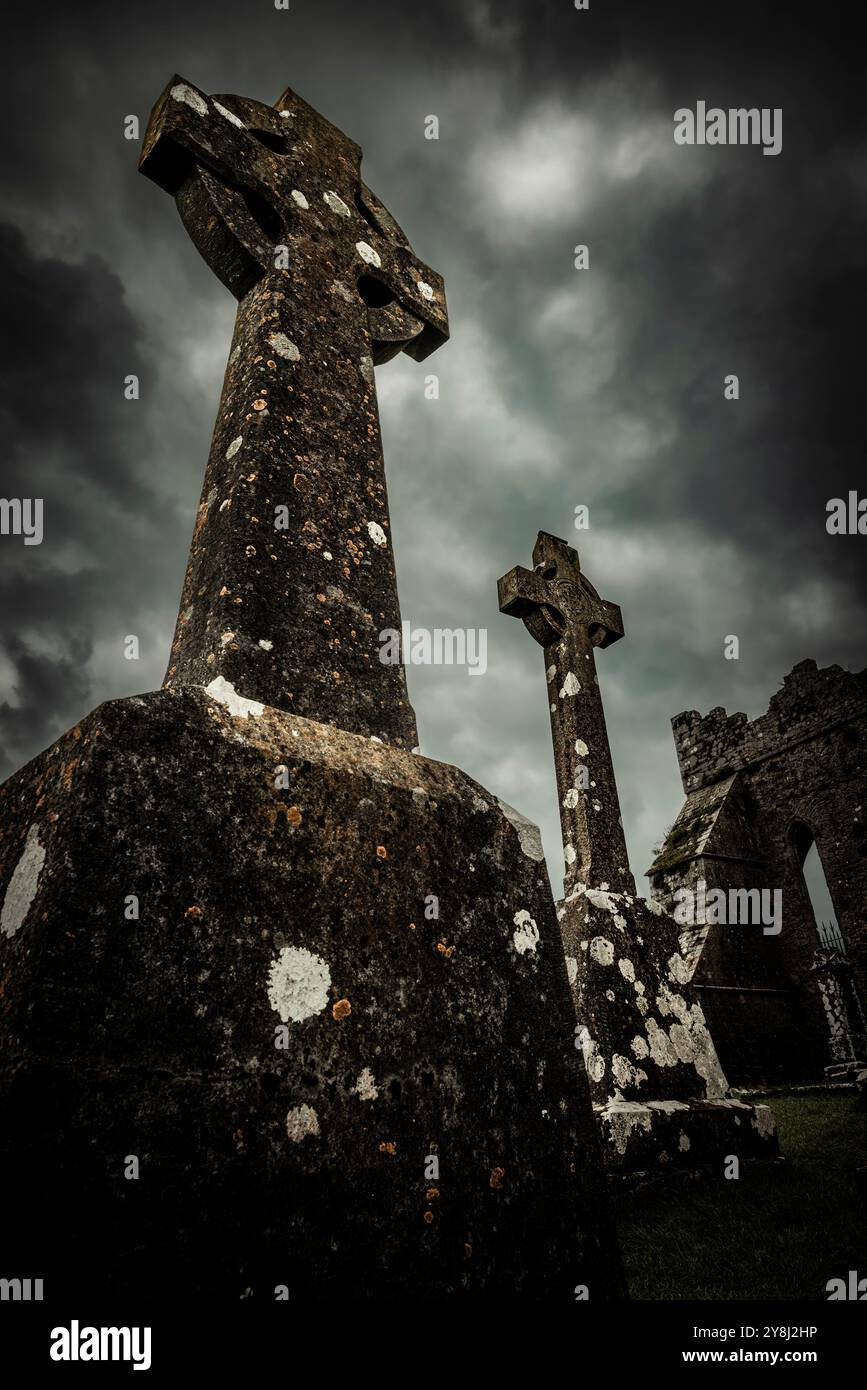 Une croix celtique dans le cimetière à Rock of Cashel, un symbole de l'héritage et de la culture irlandaise, Cashel, comté de Tipperary, Irlande Banque D'Images