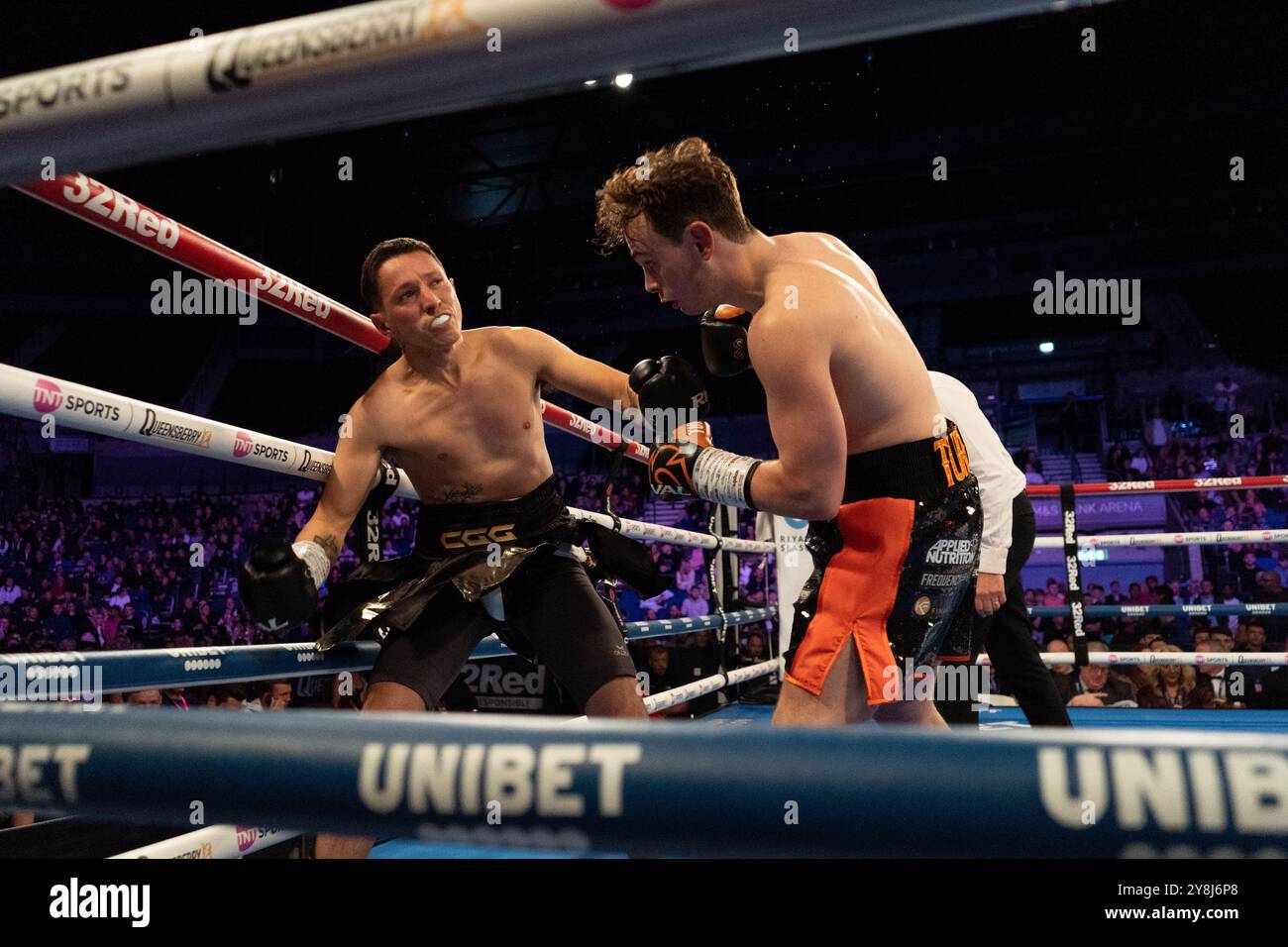 Liverpool, Royaume-Uni. 5 octobre 2024. Jack Turner assomme Gonzalo Corinaldesi - Nick Ball vs Ronny Rios - samedi 5 octobre 2024 - M&S Bank Arena Liverpool - WBA Featherweight Championship of the World Credit : Samuel Wardle/Alamy Live News Banque D'Images