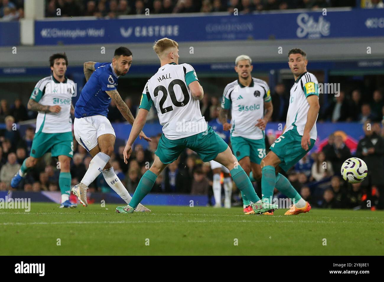 Liverpool, Royaume-Uni. 05 octobre 2024. Dwight McNeil d'Everton tente un tir. Premier League match, Everton v Newcastle Utd au Goodison Park à Liverpool le samedi 5 octobre 2024. Cette image ne peut être utilisée qu'à des fins éditoriales. Usage éditorial exclusif, photo de Chris Stading/Andrew Orchard photographie sportive/Alamy Live News crédit : Andrew Orchard photographie sportive/Alamy Live News Banque D'Images