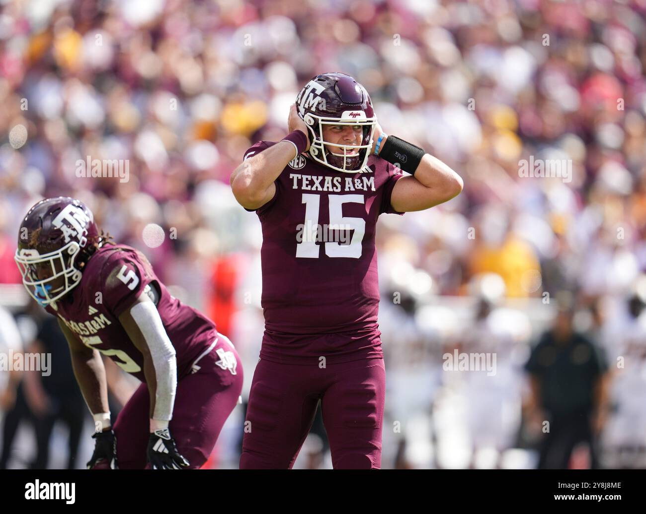 College Station, Texas, États-Unis. 5 octobre 2024. Le quarterback du Texas A&M Conner Weigman (15 ans) écoute l'appel sur son casque radio lors d'un match de football NCAA entre les Texas A&M Aggies et les Missouri Tigers le 5 octobre 2024 à College Station, Texas. (Crédit image : © Scott Coleman/ZUMA Press Wire) USAGE ÉDITORIAL SEULEMENT! Non destiné à UN USAGE commercial ! Crédit : ZUMA Press, Inc/Alamy Live News Banque D'Images