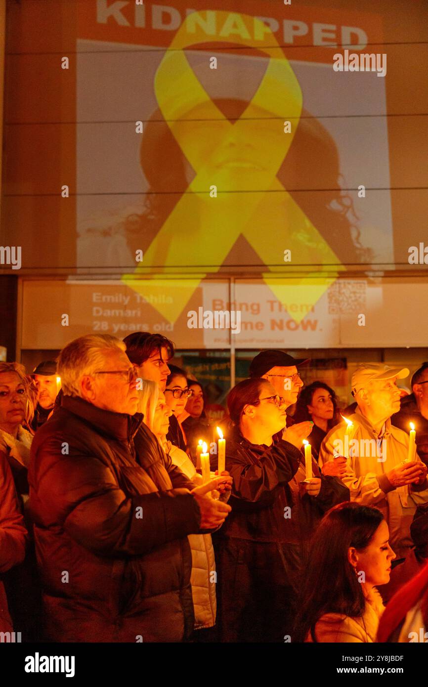 Borehamwood Shopping Park, Royaume-Uni. 5 octobre 2024. Le député conservateur Oliver Dowden se joint à plus de 500 membres de la communauté Elstree et Borehamwood lors d'une veillée émotionnelle aux chandelles, à l'approche de l'anniversaire du massacre de 1200 Israéliens par le Hamas le 7 octobre. 101 bougies ont été allumées par les participants, chacune représentant un otage toujours retenu captif à Gaza. L'événement a été organisé pour exprimer sa solidarité avec le peuple israélien et les otages toujours détenus en captivité brutale par le Hamas. Rabbi Yaacov Finn a dirigé un service havdallah évocateur, offrant un moment d'unité et de réflexion. Crédit : Amanda Rose/Alamy Banque D'Images