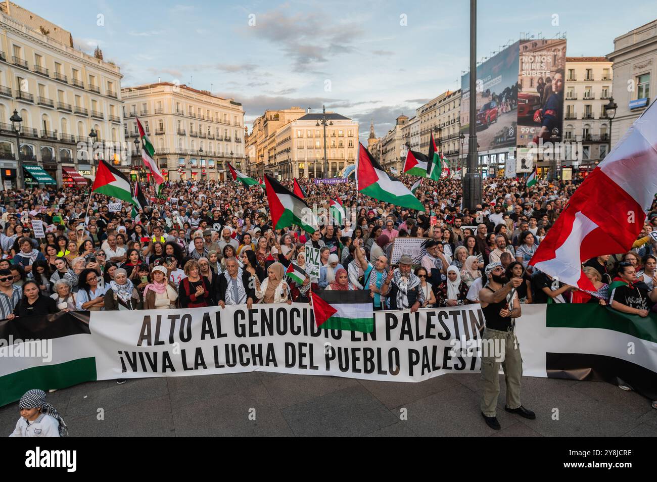 Madrid, Espagne. 05 octobre 2024. Personnes portant des pancartes et des drapeaux pendant une démonstration. Des milliers de personnes ont défilé dans le centre de Madrid pour protester contre les attaques d'Israël en Palestine et au Liban. Crédit : Marcos del Mazo/Alamy Live News Banque D'Images