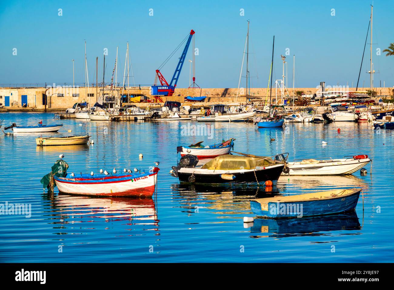 Bateaux amarrés à Molo Sant'Antonio à Bari, Italie Banque D'Images
