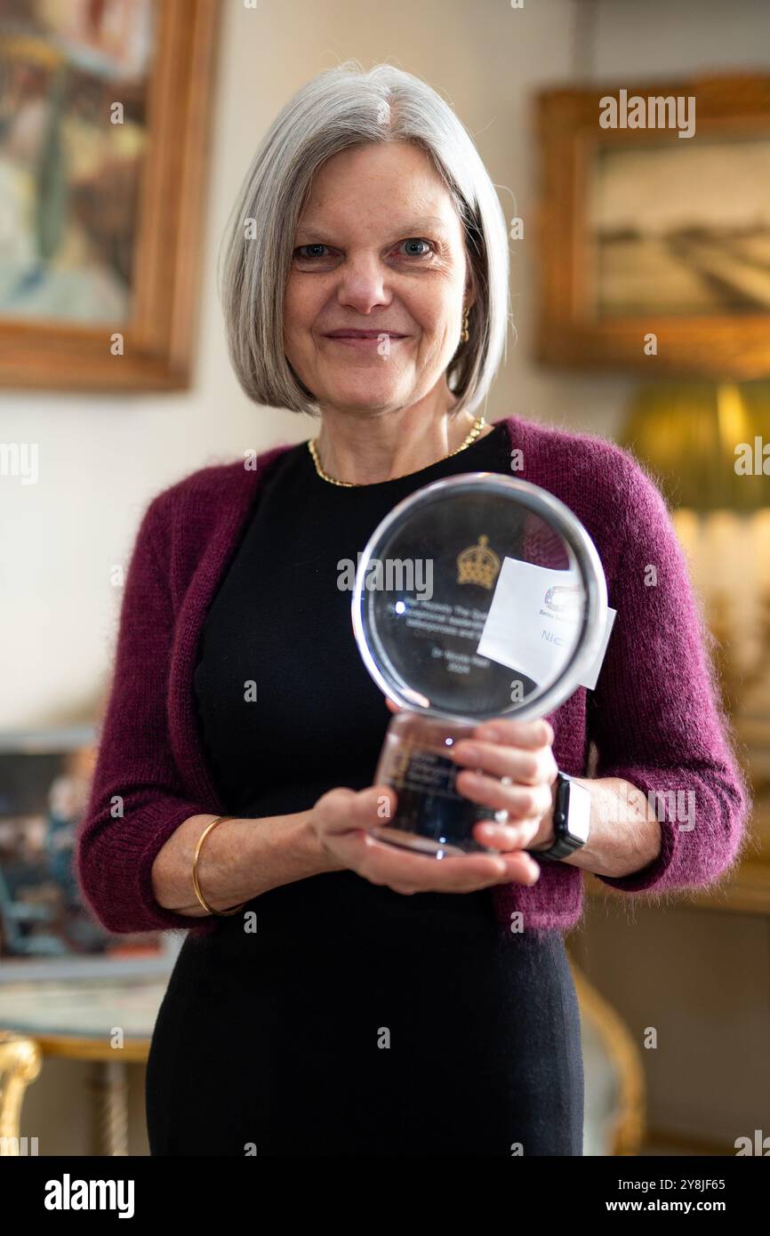 Dr Nicola Peel récipiendaire du Prix de la Reine pour son leadership exceptionnel dans le domaine de l'ostéoporose et de la santé osseuse lors d'une réception pour présenter le Prix inaugural de la Reine pour l'ostéoporose (anciennement le Prix de la Duchesse de Cornwall), à Clarence House à Londres. Date de la photo : jeudi 3 octobre 2024. Banque D'Images