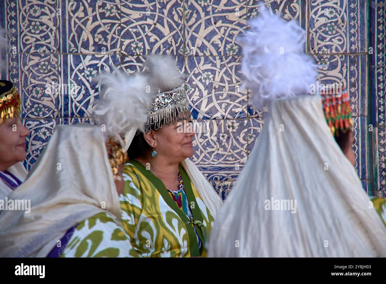 Khiva, Ouzbékistan ; septembre, 21,2024 : un groupe de femmes musiciennes ouzbèkes vêtues d'une tenue traditionnelle vibrante, se produisant dans la ville historique de Khiva, Banque D'Images