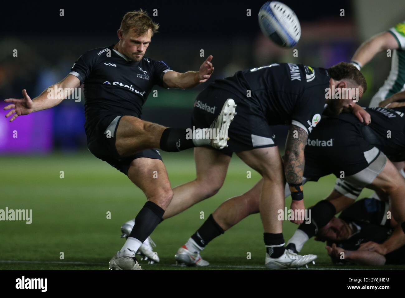 Sam Stuart de Newcastle Falcons ; fait un box Kick lors du match Gallagher Premiership entre Newcastle Falcons et Leicester Tigers à Kingston Park, Newcastle le samedi 5 octobre 2024. (Photo : Michael Driver | mi News) crédit : MI News & Sport /Alamy Live News Banque D'Images