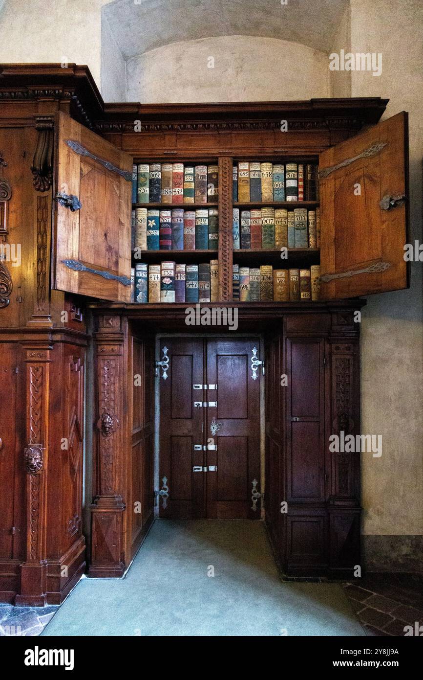 Cabinet avec de vieux livres historiques à l'ancien Palais Royal dans le complexe du Château de Prague, Prague, République tchèque Banque D'Images