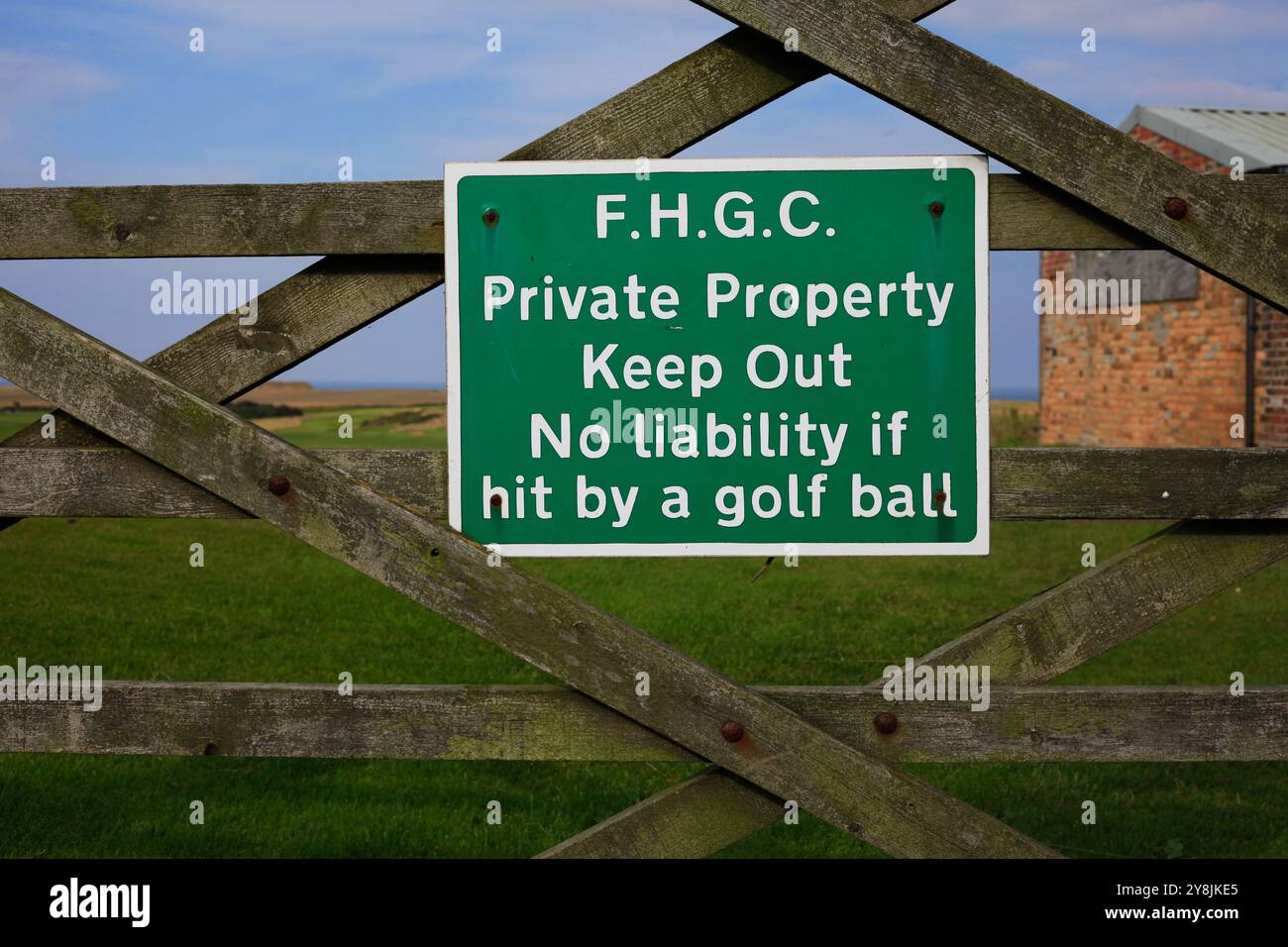 Panneau comédie - aucune responsabilité si touché par une balle de golf, Flamborough Head Golf course East Yorkshire, côte anglaise du Royaume-Uni Banque D'Images