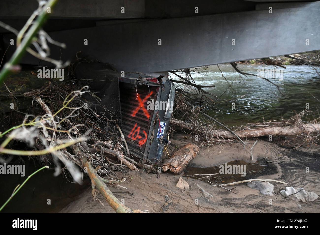 Elizabethton, États-Unis. 04 octobre 2024. Les restes d'une camionnette et des débris coincés sous un pont, balayés par les inondations de l'ouragan Helene, le 4 octobre 2024 à Elizabethton, Tennessee. Crédit : SRA Xaviera Stevens/US Air Force photo/Alamy Live News Banque D'Images