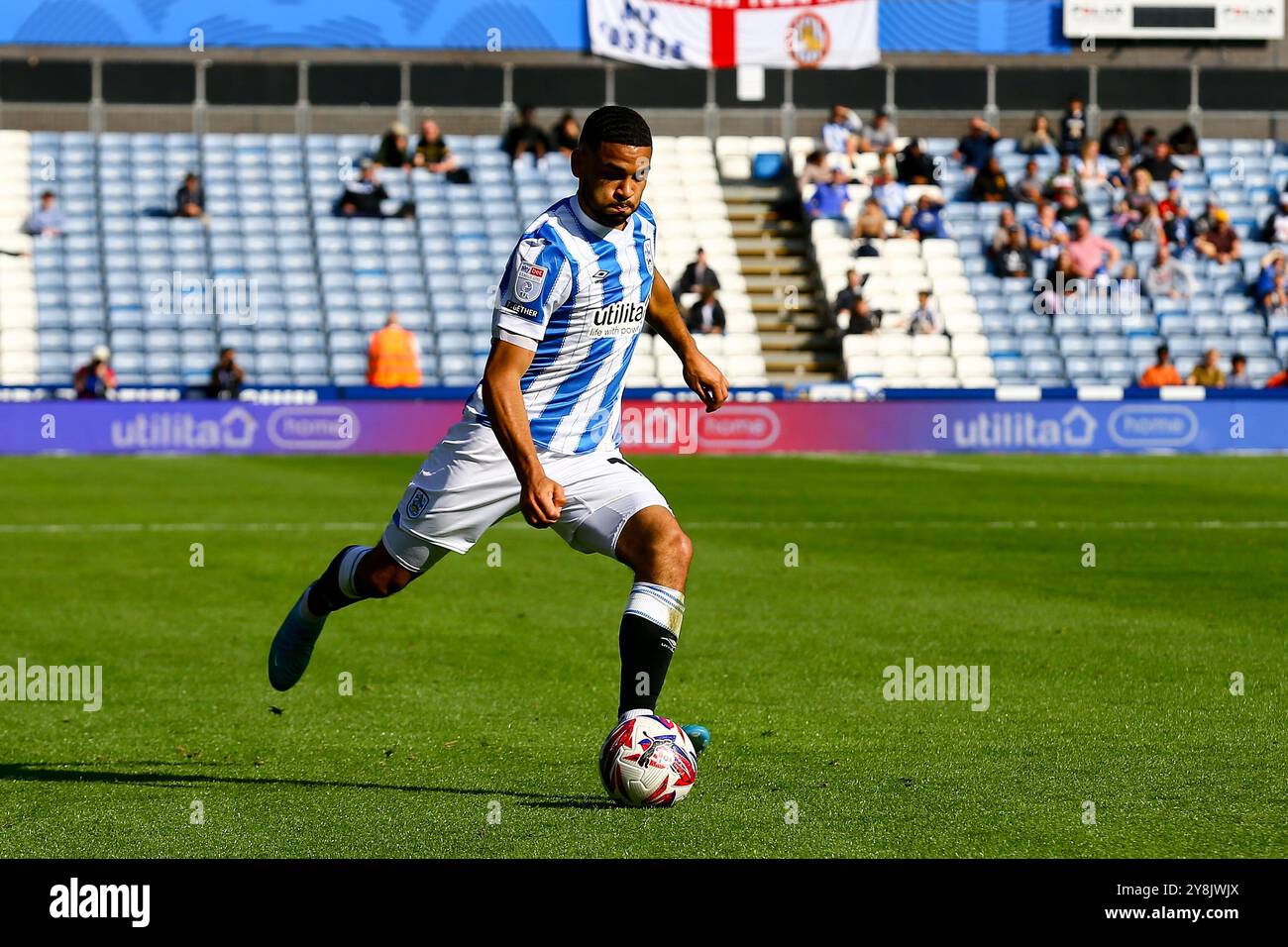 John Smith's Stadium, Huddersfield, Angleterre - 5 octobre 2024 Brodie Spencer (17) de Huddersfield Town - pendant le match Huddersfield Town v Barnsley, Sky Bet League One, 2024/25, John Smith's Stadium, Huddersfield, Angleterre - 5 octobre 2024 crédit : Arthur Haigh/WhiteRosePhotos/Alamy Live News Banque D'Images